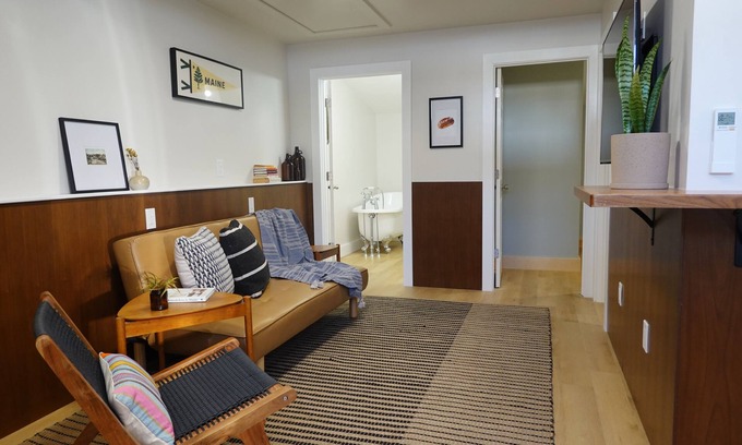 Rockport Apartment | Modern Carriage House: Family-Friendly with Breakfast Included
