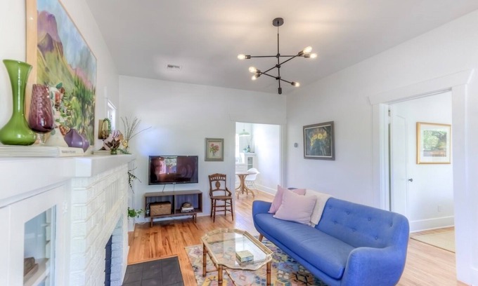 Feldman's House | Renovated Bungalow Near U of A: Perfect Family Getaway