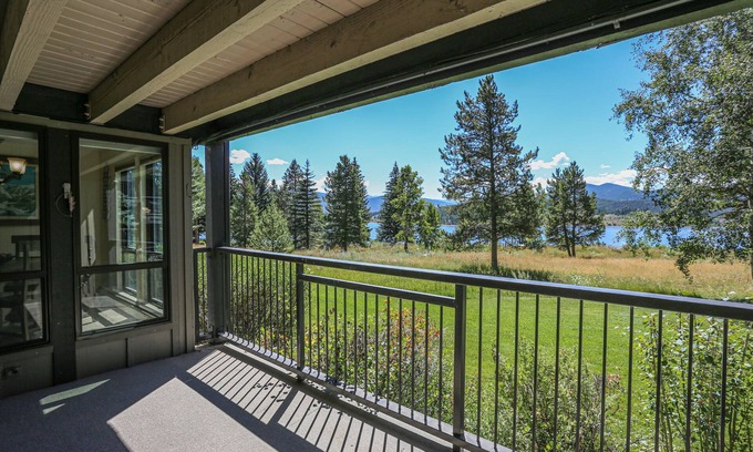 Dillon Condo | Delightful Waterfront Condo on Lake Dillon with Top Amenities