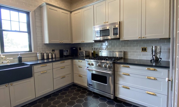 Athens House | Designer 3-BR Carriage House in Athens - Perfect for Families!