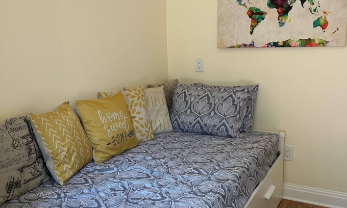 Six Points House | Modern Etobicoke 3BR Oasis with Patio & Family Amenities