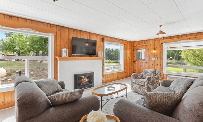 Eureka Cottage | Inviting Eureka Lakefront Retreat with Family-Friendly Amenities