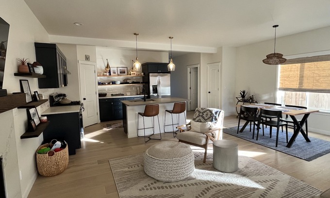 Redmond House | Inviting New Home with Ocean Views in Central Oregon