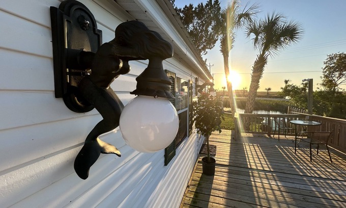 Suwannee Cottage | Inviting Fish Camp Retreat with Private Dock & Fire Pit