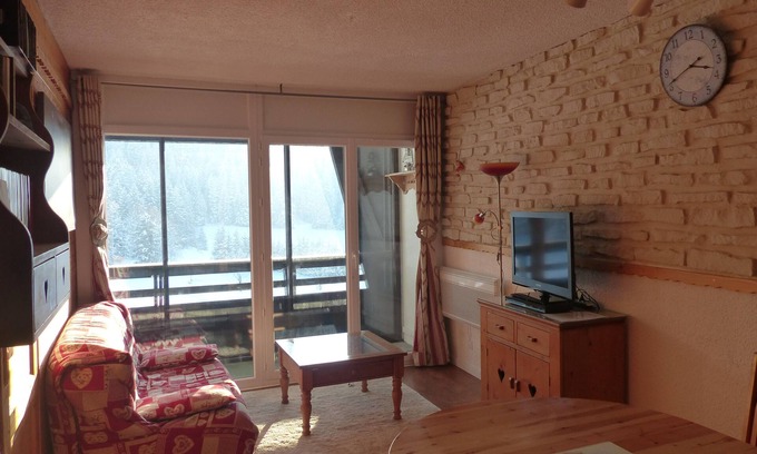 Villard-de-Lans Apartment | Cozy T2 at the Foot of WIFI Slopes - Sleeps 7 + Cot