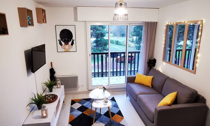 Villers-sur-Mer Apartment | Guest Rated: 9.8! Beachside Apartment with Ocean Views