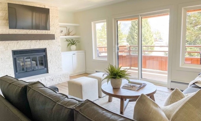 Grand Lake Condo | Immaculate Retreat with Lake Views and Family Amenities