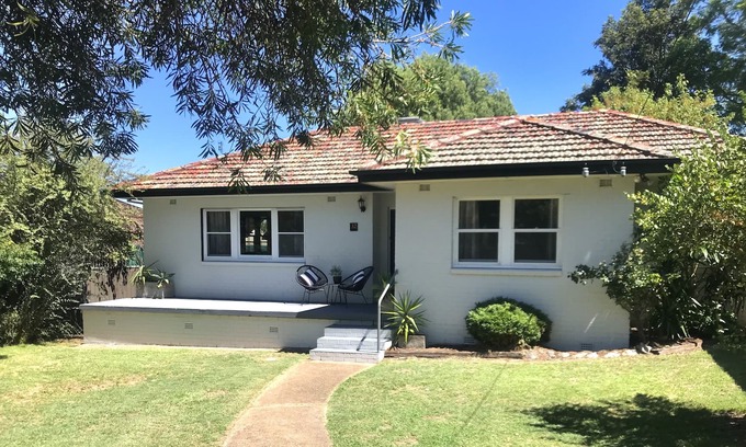 East Tamworth House | Newly renovated home 3min walk from the CBD