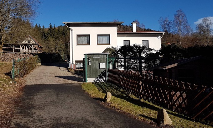Zella-Mehlis House | Renovated Holiday Home Matthes: Pet-Friendly Retreat Awaits