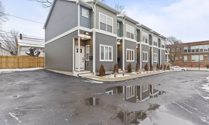 Rochester House | Modern 2BR Townhome Near City Center & Airport | Rated 10/10