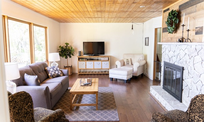 Washburn House | Renovated Lake Superior Retreat with Private Beach Access