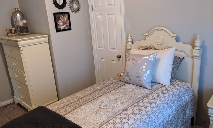 Erie House | Freshly Renovated Hotel Near Airport with Oceanfront Views