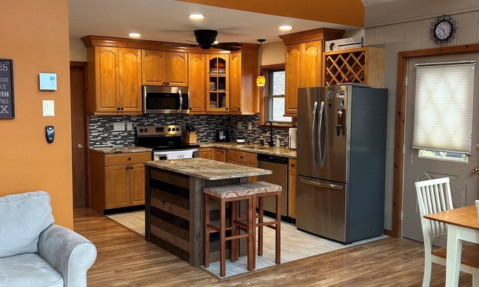 Lakeville House | Stylish 3 Bed/2 Bath Retreat with Game Room & Pool Access