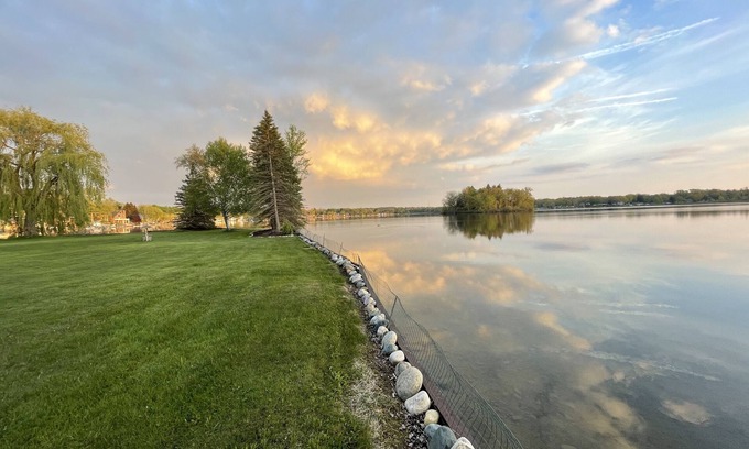 Palmyra House | Idyllic Lake House Retreat with Breathtaking Views