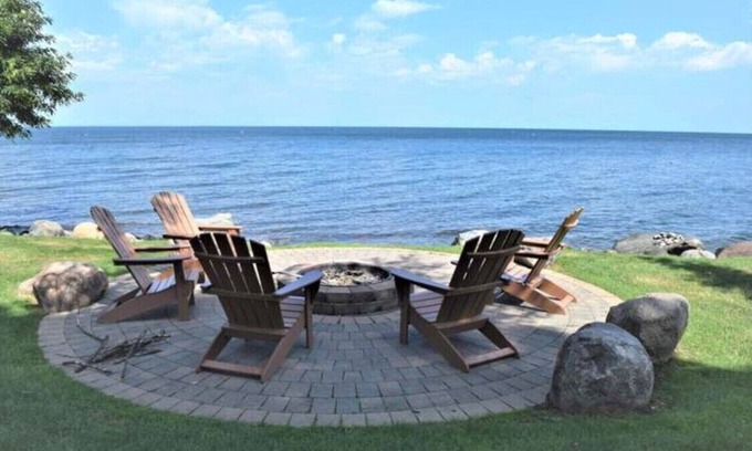 Onamia House | Idyllic Izatys Townhome with Lakefront Views & Pool Access