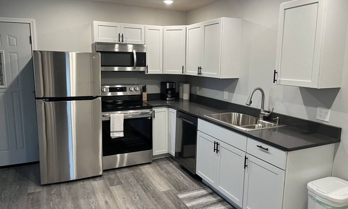 Elroy Apartment | Modern 1 Bedroom Retreat - Perfect for Families