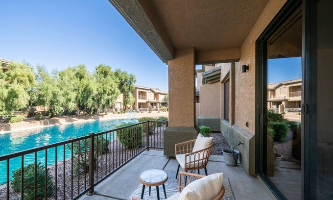 Fox Crossing House | Bright Waterfront Townhome in Chandler with Amazing Amenities