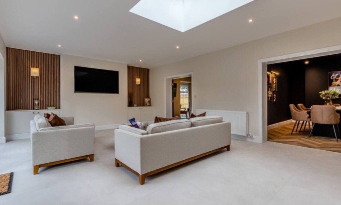 West Runton House | Newly Renovated Luxury Property between Cromer & Sheringham with Hot tub