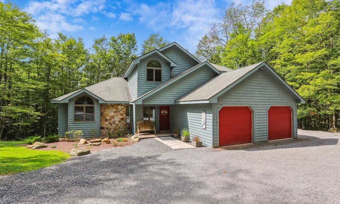 Old Timberline House | Tranquil Mountain Retreat with Spa and Hot Tub Awaits You