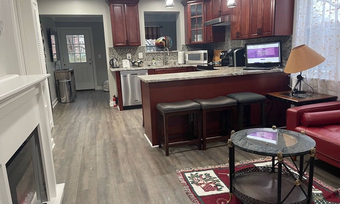 North Rosslyn House | Stylish Townhome in Rosslyn with Kitchen & Pet-Friendly Perks
