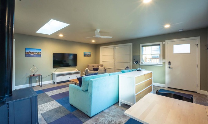 North Berkeley Cottage | Modern Guest House in a Beautiful Neighborhood with Spa