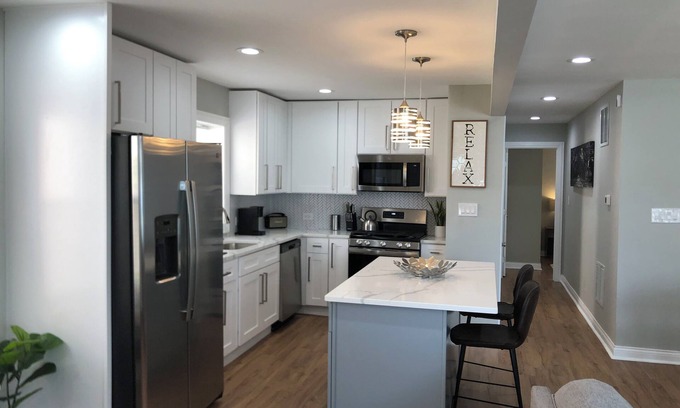 Roseland House | Modern Retreat with Kitchen, Steps from I-94