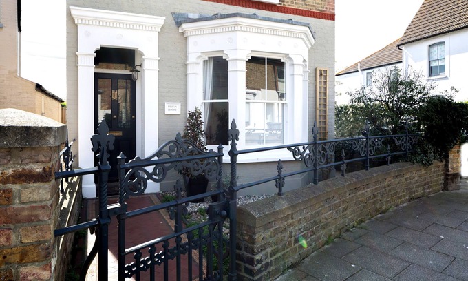 Whitstable House | Renovated Coastal Home: Pet-Friendly & Steps from the Sea