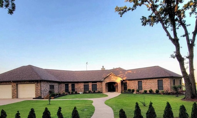 Weston House | Pet-Friendly Ranch Retreat with Hot Tub and Breakfast