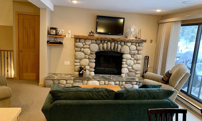 East Kootenay House | Renovated Resort: Ski In/Walk Out with Spa & Pool Access