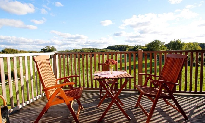 Brarupholz Apartment | Ideal Couples Retreat: Modern Apartment with Garden & Wifi