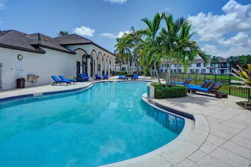 Delray Beach Apartment | Renovated Townhome with King Bed & Oceanfront Views