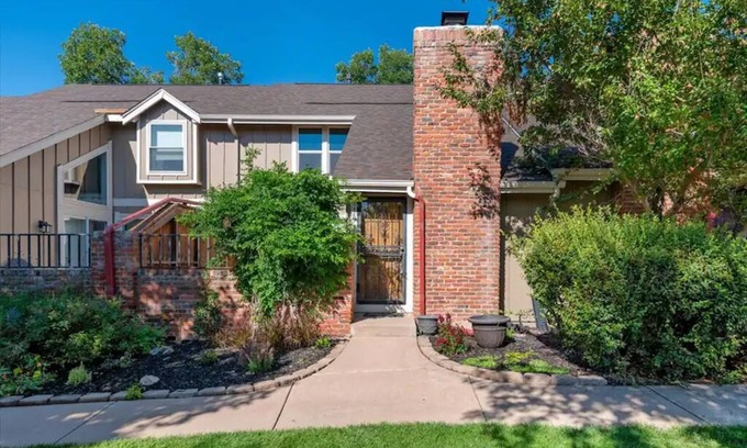 Ken Caryl Ranch Plains House | Renovated Two-Story Townhouse with Hot Tub near Mountains