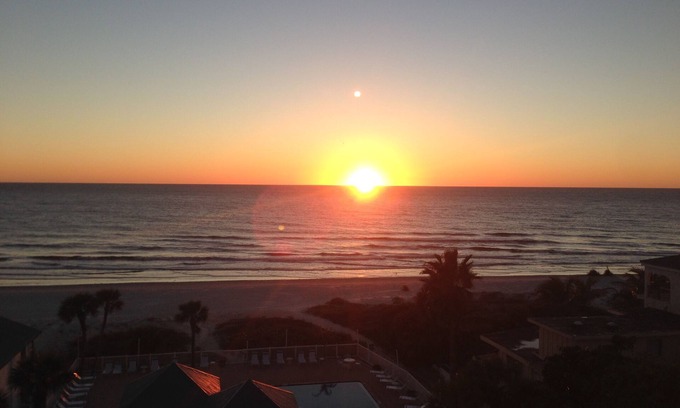 Redington Shores Condo | Renovated Redington Shores Retreat with Ocean View & Spa