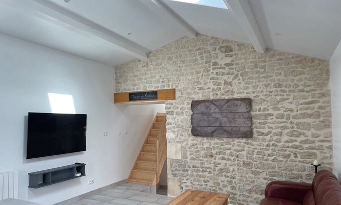 Courant House | Chic Newly Renovated Village House with Spa and Hot Tub