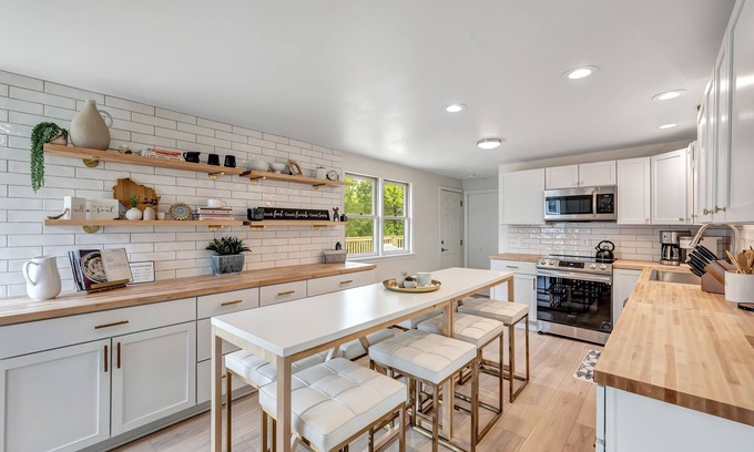 Sister Bay House | Renovated Retreat: Walk to Attractions, Pet & Family Friendly