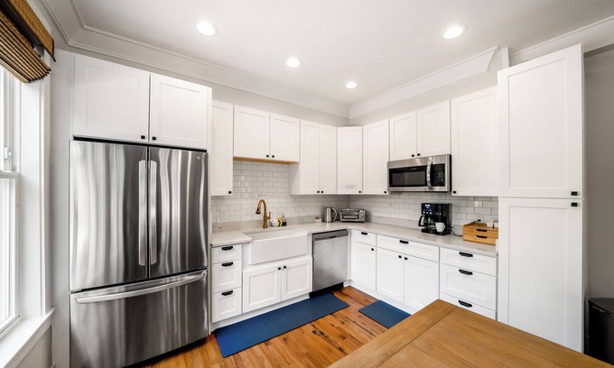 Historic Downtown Apalachicola Apartment | Coastal Retreat with Porch Access & Breakfast Included