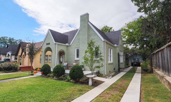 Heights House | Guest Rated 10/10: Newly Restored 2BR Heights Cottage