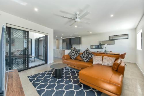 Mount Gravatt East Apartment | Newly spacious top floor good view apartment