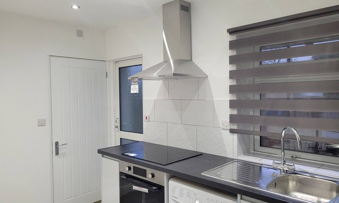 Dartford House | Immaculate Studio Flat with Pool, Spa & Hot Tub Access