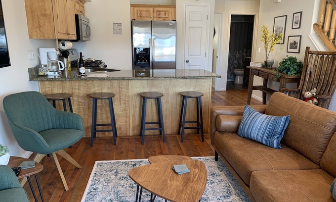Eden Condo | Updated 2-Bedroom Condo with Spa, Pool & Lake Views