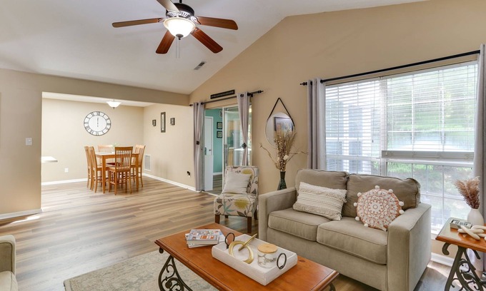 Williamsburg House | Updated 2 Bedroom Townhouse Near Prime Outlets - Pet Friendly