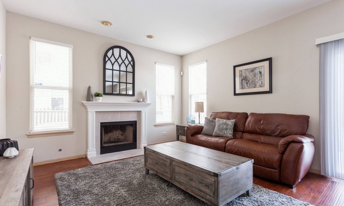 Fox Valley House | Modern Hotel Near Attractions with Family-Friendly Amenities