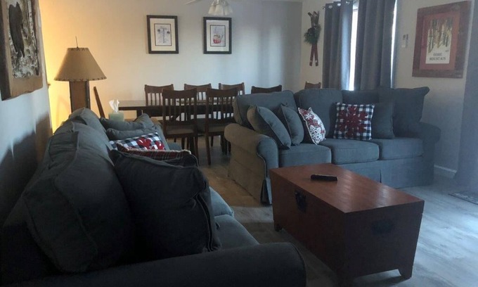 North Creek House | Modern Retreat: Guest Rated 9.6 with Pool & Spa Amenities