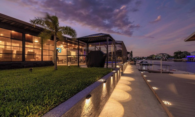Spring Hill House | *NewlyRemodeled/Tiki Bar/Waterfront/Heated Pool/games