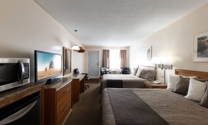 York Regional Municipality Hotel | Comfortable Stay at Newmarket Inn with Pool & Restaurant