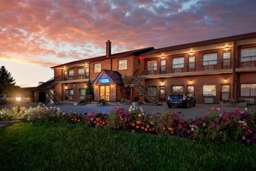 York Regional Municipality Hotel | Comfortable Newmarket Inn: Pet-Friendly with Pool Access