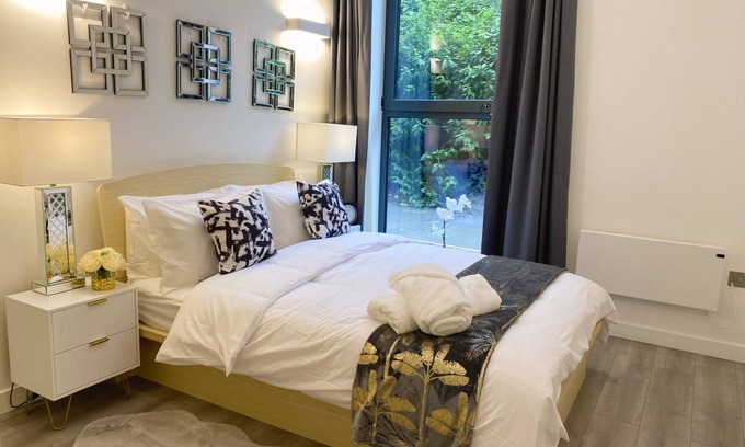 Great Linford Apartment | Newpointe 1-Bedroom Apartment - Guest Rated 9.4/10