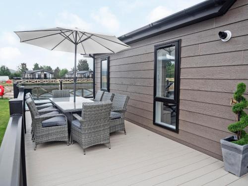 Carlton-in-Cleveland House | Relax at Newport Bridge Lodge with Hot Tub & Kitchen Access