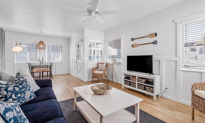 West Newport House | Coastal Comfort in Newport: 4-Star Family-Friendly Stay