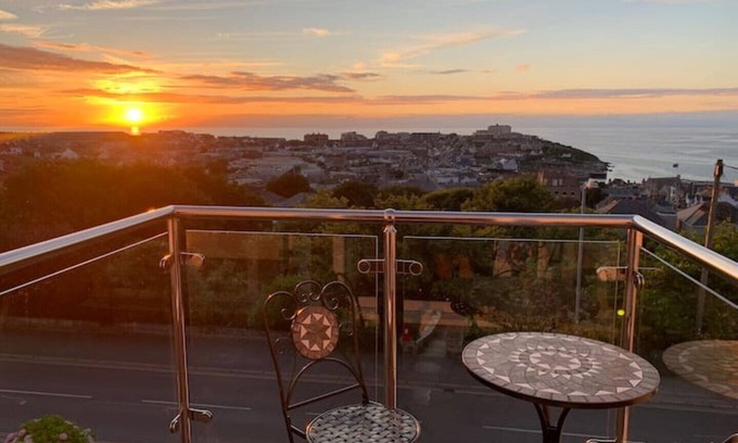 Newquay Apartment | Newquay Sea View Apartment with Spa & Hot Tub Amenities